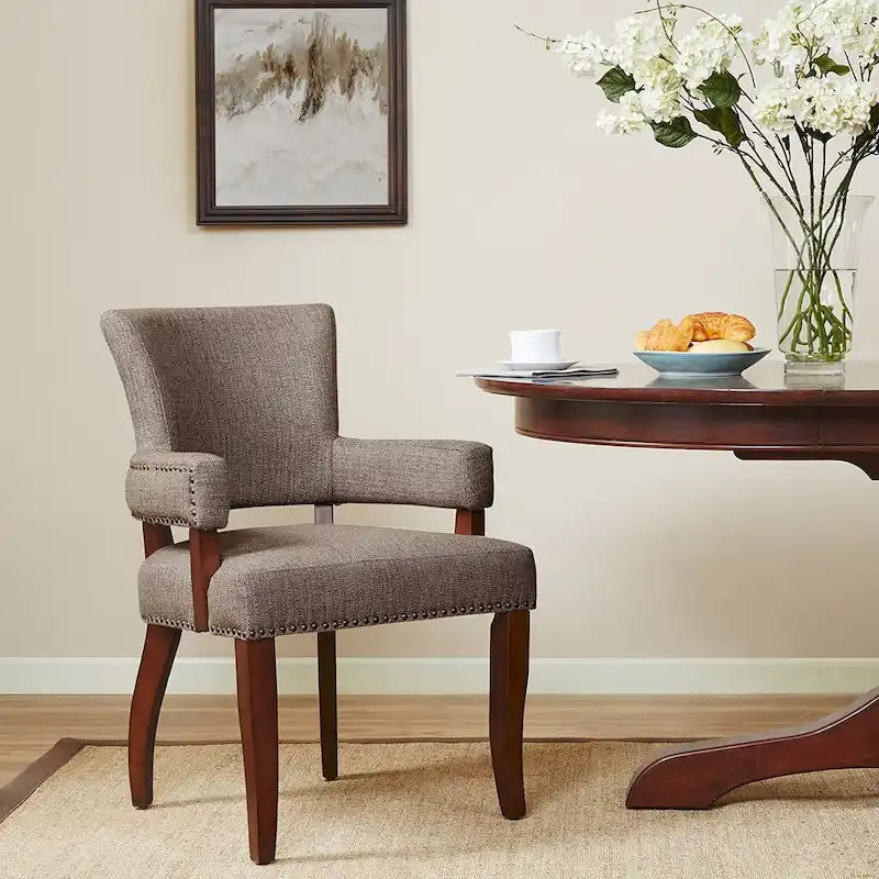 Sedia da pranzo con braccioli e bordatura con borchie in ottone, color espresso
