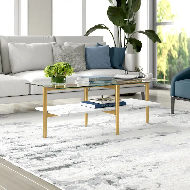 Table basse glamour mi-siècle, structure dorée et plateau en verre