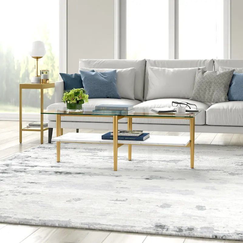 Table basse glamour mi-siècle, structure dorée et plateau en verre