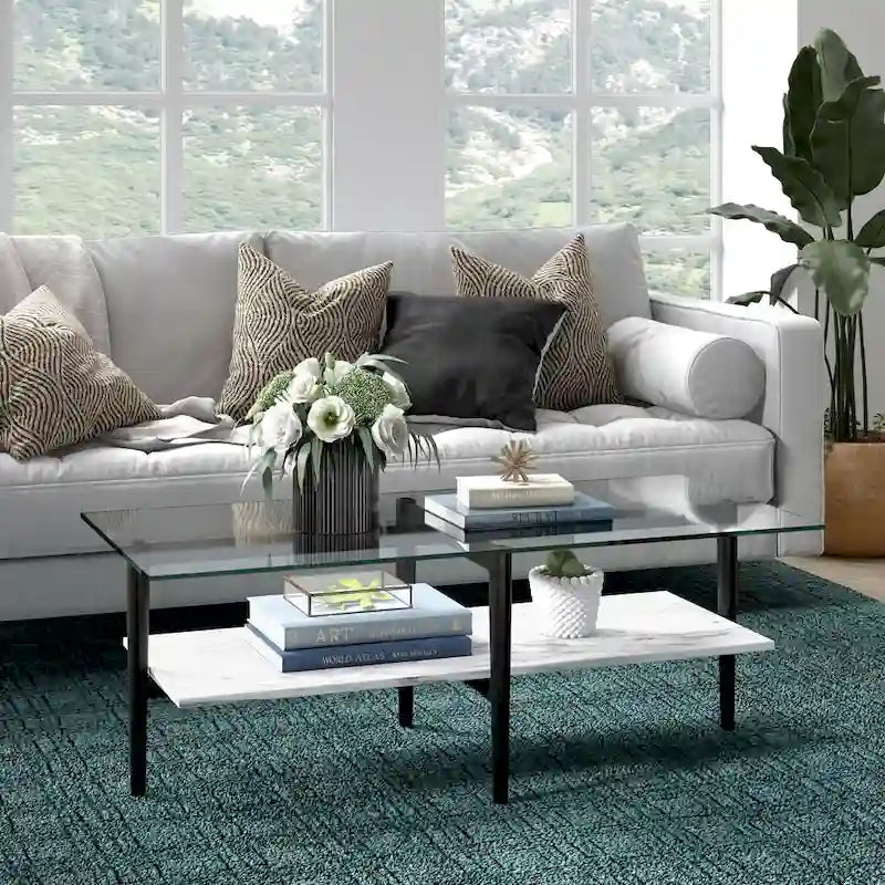 Table basse glamour mi-siècle, structure dorée et plateau en verre