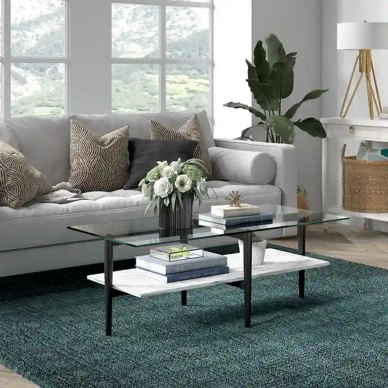 Table basse glamour mi-siècle, structure dorée et plateau en verre