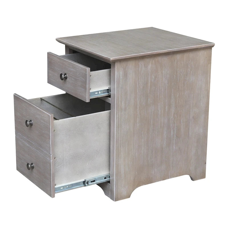 Aktenschrank mit zwei Schubladen sowie Schreibtisch und Stuhl