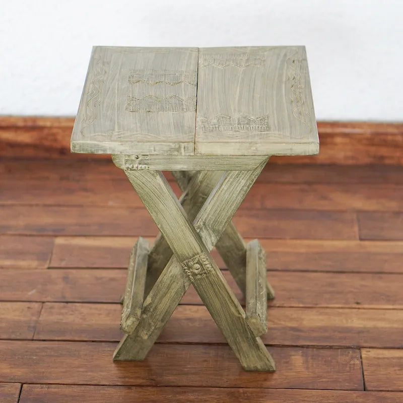 Table pliante artisanale en bois de sese avec accents en aluminium
